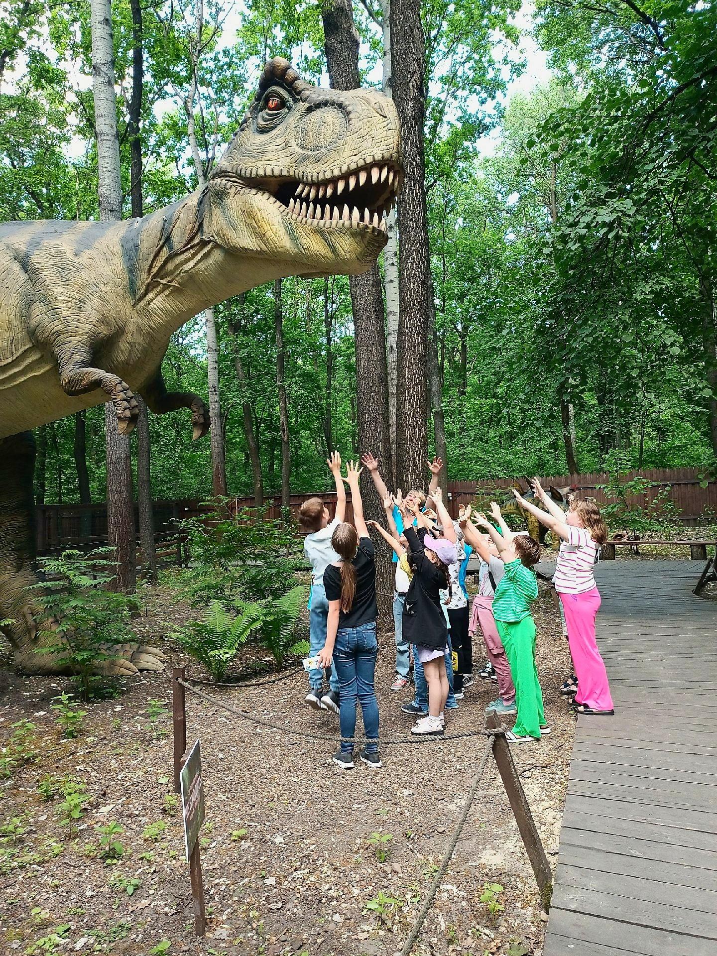 13 июня воспитанники пришкольного лагеря посетили парк динозавров..