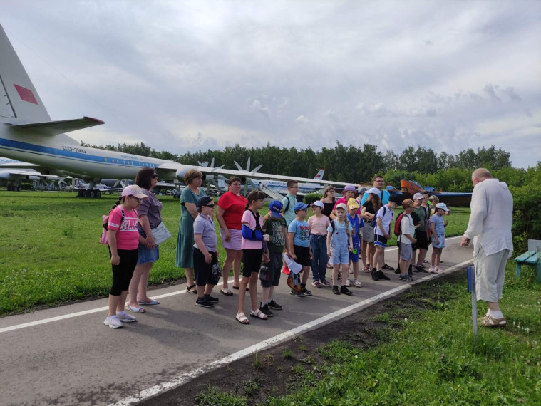 Воспитанники пришкольного лагеря посетили музей гражданской авиации..