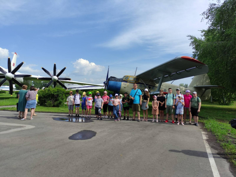 Воспитанники пришкольного лагеря посетили музей гражданской авиации..
