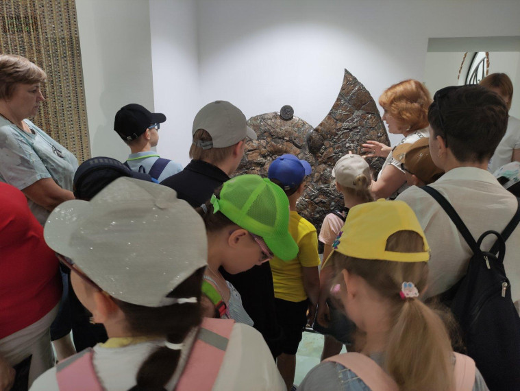 Воспитанники пришкольного лагеря посетили музей-салон &quot;Симбирцит&quot;..
